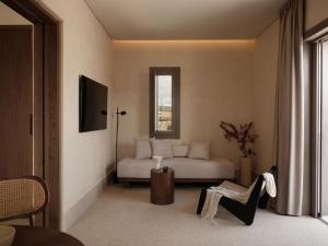 Postel nebo postele na pokoji v ubytování Enarma Suites & Spa Wellness Retreat
