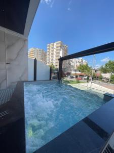 Bazén v ubytování Vila One Beach Hotel nebo v jeho okolí