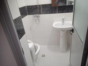 un bagno con lavandino e WC di Vila N Dervishi a Vlorë