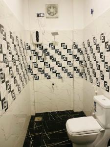 Bilik mandi di Alice Rest Arugambay