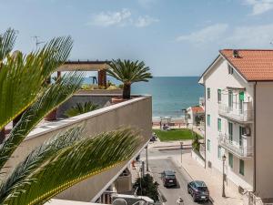 a view of the ocean from a building at Casa Colombo in Sperlonga