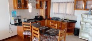 Kuchyň nebo kuchyňský kout v ubytování Coastal Cribs