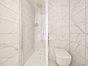 Un baño blanco con inodoro y ducha. en Viva Riviera 5 Rue Florian, en Cannes 23 fotos más