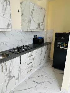 Kuchyň nebo kuchyňský kout v ubytování Cozy 2 bed apartment