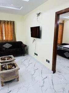 TV a/nebo společenská místnost v ubytování Cozy 2 bed apartment