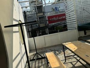 Elle offre une vue sur un balcon doté d'un banc et d'une fenêtre. dans l'établissement Vicnie House, à Bình Thủy 15 autres photos