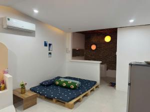 une chambre avec un lit dans le coin d'une pièce dans l'établissement Vicnie House, à Bình Thủy