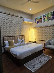 Un dormitorio con una cama grande y una silla. en Vraj, en Jāmb