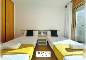 Posteľ alebo postele v izbe v ubytovaní DOMuum Holidays - CORDOBA Apartments