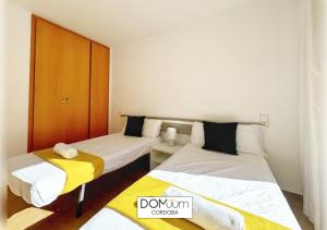 Posteľ alebo postele v izbe v ubytovaní DOMuum Holidays - CORDOBA Apartments