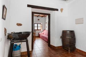 una stanza con un lavandino, una botte e un letto di La Casa Grande a Málaga