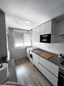 Kuchyň nebo kuchyňský kout v ubytování Precioso apartamento frente a la playa