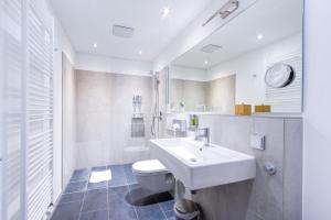 Koupelna v ubytování Qube Hotel Bergheim + 37 fotografií