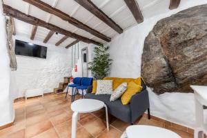una sala de estar con un sofá y sillas en Charming Seaside Escape in Picturesque Cudillero, en Cudillero