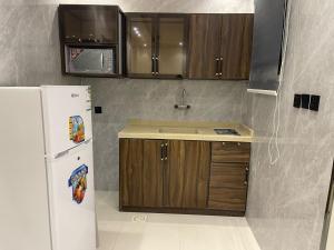 Η κουζίνα ή μικρή κουζίνα στο Burj Al Hayat Furnished Apartment 2 - Abu Arish