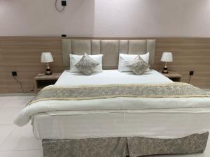 Ένα ή περισσότερα κρεβάτια σε δωμάτιο στο Burj Al Hayat Furnished Apartment 2 - Abu Arish