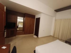 TV a/nebo společenská místnost v ubytování BNGV Grandeur Hotel & Banquets + 13 fotografií