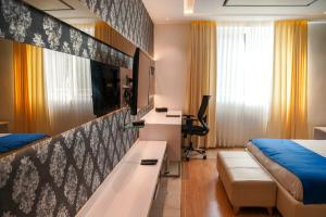 TV a/nebo společenská místnost v ubytování BNGV Grandeur Hotel & Banquets