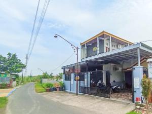 a house on the side of a road at Ghe Ai Homestay RedPartner in Tulungagung