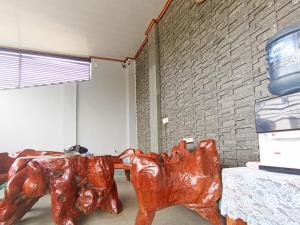 a statue of two horses sitting in a room at Ghe Ai Homestay RedPartner in Tulungagung