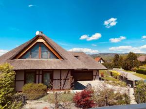 Chata pod strzechą w Beskidach في Bierna: منزل به سقف من القش