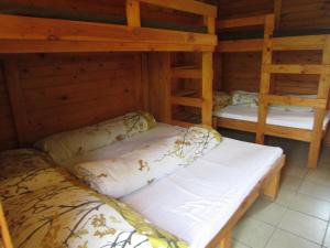 Una cama o camas cuchetas en una habitación  de Sóstói Lovaskemping és Turistaház