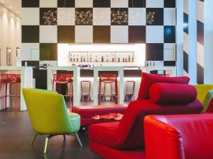 Predel za sedenje v nastanitvi ibis Styles Basel City