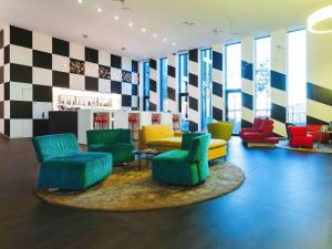 Predel za sedenje v nastanitvi ibis Styles Basel City