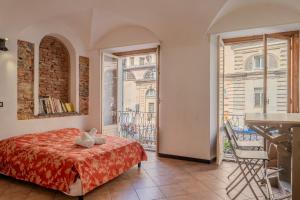ein Schlafzimmer mit einem Bett und einem großen Fenster in der Unterkunft Lovingenoa - Ducale - Cast Iron in Genua