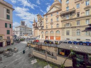 Blick auf eine Stadtstraße mit einem Gebäude in der Unterkunft Lovingenoa - Ducale - Cast Iron in Genua