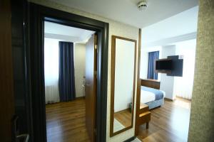 TV a/nebo společenská místnost v ubytování BUKAVİYYE HOTEL