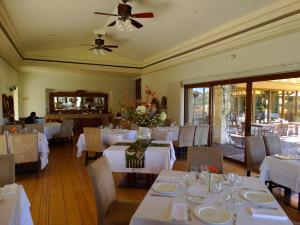 a dining room with white tables and chairs at Santuario Diegueño in Tecate
