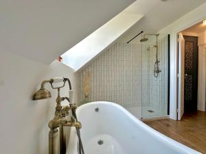 un baño con bañera y ducha en La Villa Dorange, en Sailly-Flibeaucourt 55 fotos más