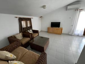 Μια τηλεόραση ή/και κέντρο ψυχαγωγίας στο Apartamentos Camí L'atall Altamar