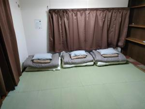a room with three bean bags in front of a window at 木の家ゲストハウス郡山別館 in Koriyama +8 photos