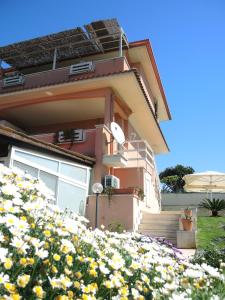una casa con un ramo de flores delante de ella en Le Ninfe Bed and Breakfast, en Anzio