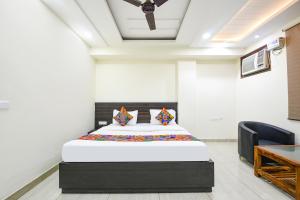 Postel nebo postele na pokoji v ubytování FabHotel Dwarka Residency - Nr Yashobhoomi Convention Centre