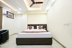 Postel nebo postele na pokoji v ubytování FabHotel Dwarka Residency - Nr Yashobhoomi Convention Centre