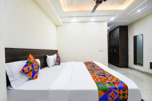 Postel nebo postele na pokoji v ubytování FabHotel Dwarka Residency - Nr Yashobhoomi Convention Centre + 18 fotografií