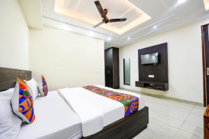 Postel nebo postele na pokoji v ubytování FabHotel Dwarka Residency - Nr Yashobhoomi Convention Centre