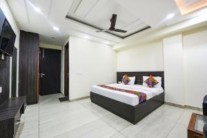 Postel nebo postele na pokoji v ubytování FabHotel Dwarka Residency - Nr Yashobhoomi Convention Centre