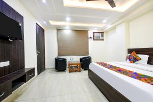 Postel nebo postele na pokoji v ubytování FabHotel Dwarka Residency - Nr Yashobhoomi Convention Centre
