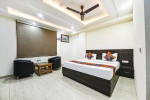 Postel nebo postele na pokoji v ubytování FabHotel Dwarka Residency - Nr Yashobhoomi Convention Centre