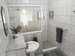 ein weißes Badezimmer mit Waschbecken und Dusche in der Unterkunft The Hilton Cottage in Hilton