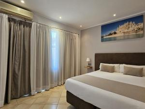 En eller flere senge i et værelse på LEVEL Mallorca - Living + 68 billeder