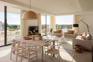 un soggiorno con tavolo e sedie di Monte Rei 1 bed apt a Vila Nova de Cacela