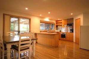 eine Küche mit Holztisch und ein Esszimmer in der Unterkunft Bridgecroft Bungalow in Richmond