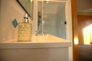 ein Waschbecken mit einem Seifenspender darauf in der Unterkunft Bridgecroft Bungalow in Richmond + 23 Fotos