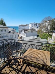 a wooden bench sitting on top of a balcony at Ferienwohnung mit Meerblick & 2 Balkonen in Sassnitz