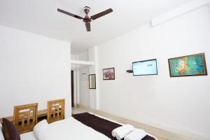 Postel nebo postele na pokoji v ubytování LA Riqueza Sushanti Retreat - Mountain View Rooms with Balcony # Pure Veg Restaurant # Jain Food Available # Parking # Customer's choice Hotel